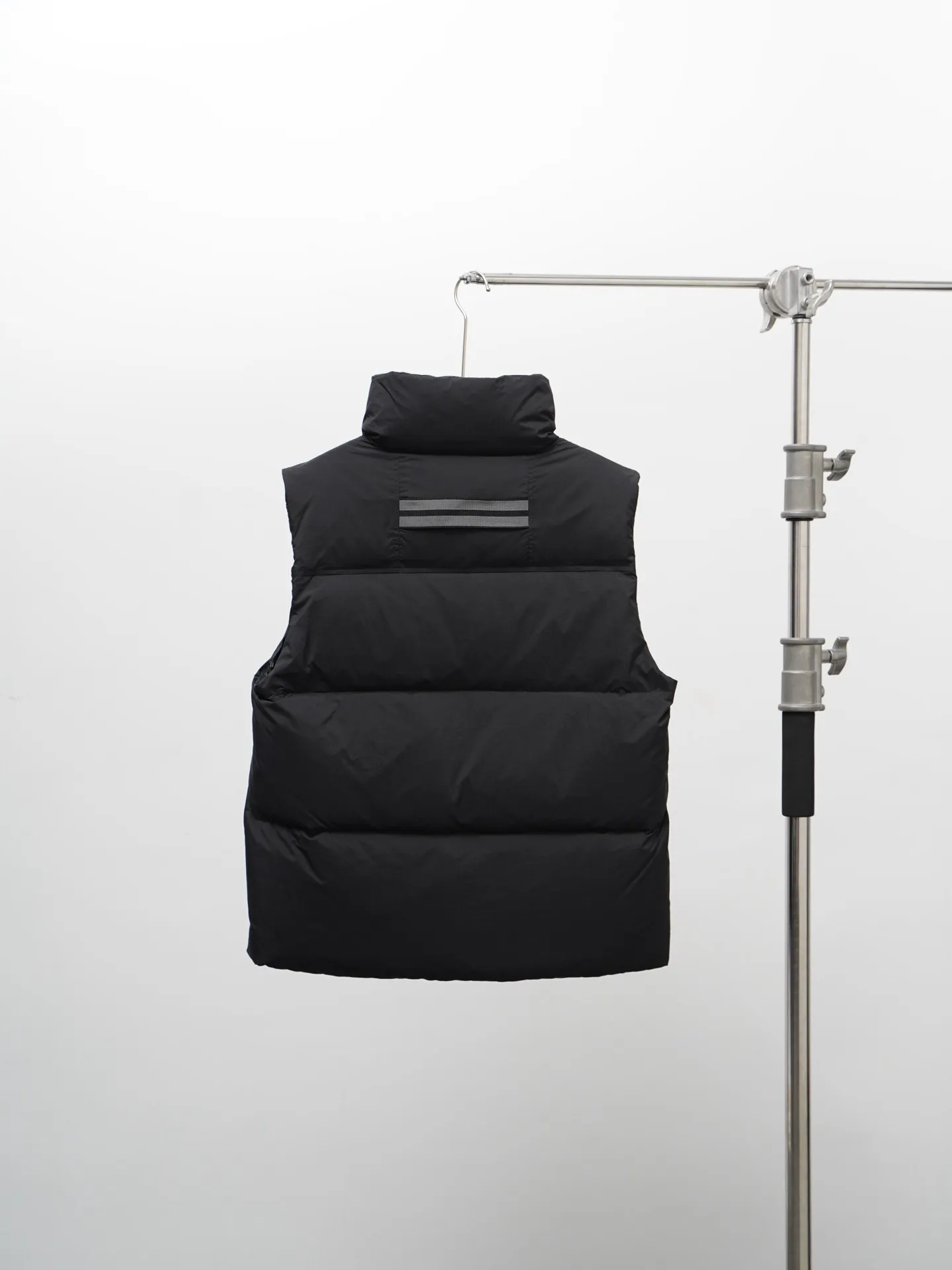 P580 Canada gooes Lawrence Down Vest (high version) With a durable shell and quilted body, the Lawrence Down Vest is a must-have for all seasons. The fabric has a durable soft touch. Longer hem at back for added protection. Reflective double-stripe grip tape at back. The Lawrence features an engineered down-filled collar to block strong winds, a two-way front zip and a longer rear hem. Color: black with red label, black with black label, desert color, ocean blue Size: XS -2XL